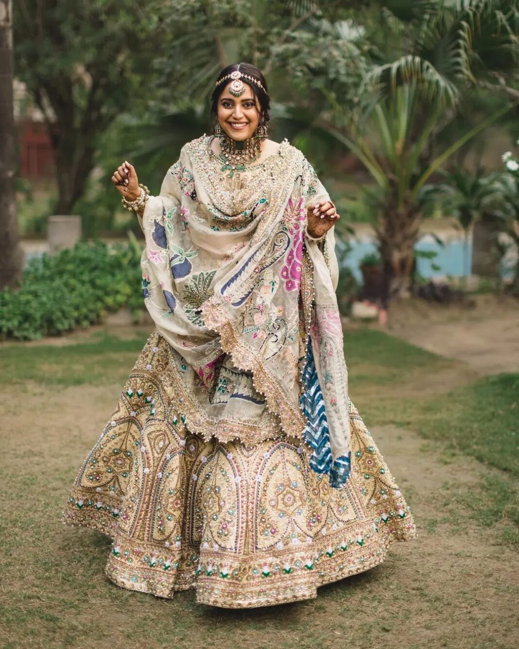 Swara Bhaskar Instagram - @reallyswara 's look for her Walima. I am just grateful that the outfit made it in time to India!! All the way from Lahore - Dubai - Mumbai - Delhi to finally Bareilly 😅 . . Outfit: @alixeeshantheaterstudio @alixeeshanempire Jewellery: @apalabysumitofficial . Styling: @a.bee.at.work @prifreebee Make-Up: @makeupbypoojagosain Hair : @lawangtamang95_delhei @anukaushikstudio Photographs: @tarunchawlaphotography . . . . . . . #weddingseason #indianweddings #fun #dance #love #weddings #reception #india #Delhi