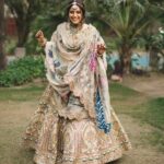 Swara Bhaskar Instagram – @reallyswara ‘s look for her Walima.
I am just grateful that the outfit made it in time to India!! All the way from Lahore – Dubai – Mumbai – Delhi to finally Bareilly π
.
.
Outfit: @alixeeshantheaterstudio @alixeeshanempire
Jewellery: @apalabysumitofficial
.
Styling: @a.bee.at.work @prifreebee
Make-Up: @makeupbypoojagosain
Hair : @lawangtamang95_delhei @anukaushikstudio
Photographs: @tarunchawlaphotography
.
.
.
.
.
.
.
#weddingseason #indianweddings #fun #dance #love #weddings #reception #india #Delhi