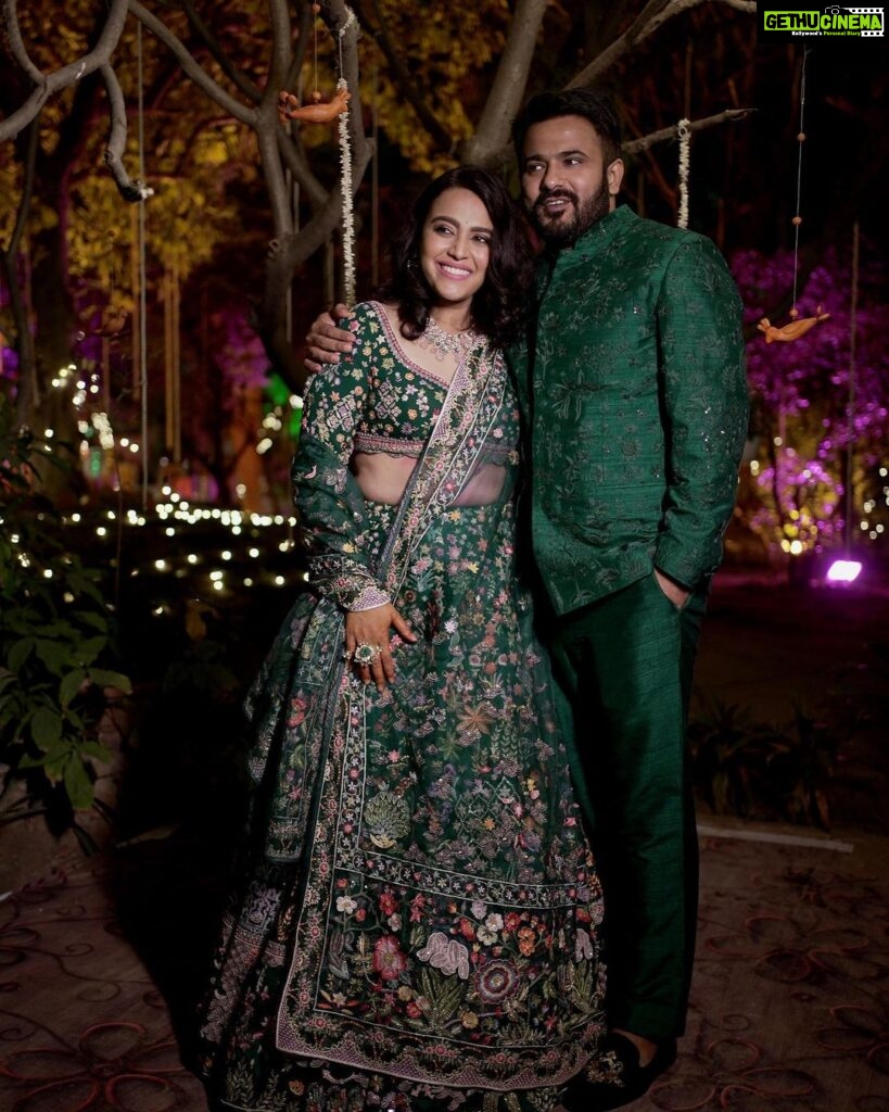 Swara Bhaskar Instagram - Sangeet night in Rahul Mishra! 💚✨ Outfits: @rahulmishra_7 Jewellery: @khannajewellerskj . Styling: @a.bee.at.work @prifreebee Make-Up: @saracapela Hair : @jrmellocastro Photographs: @wedreel.in