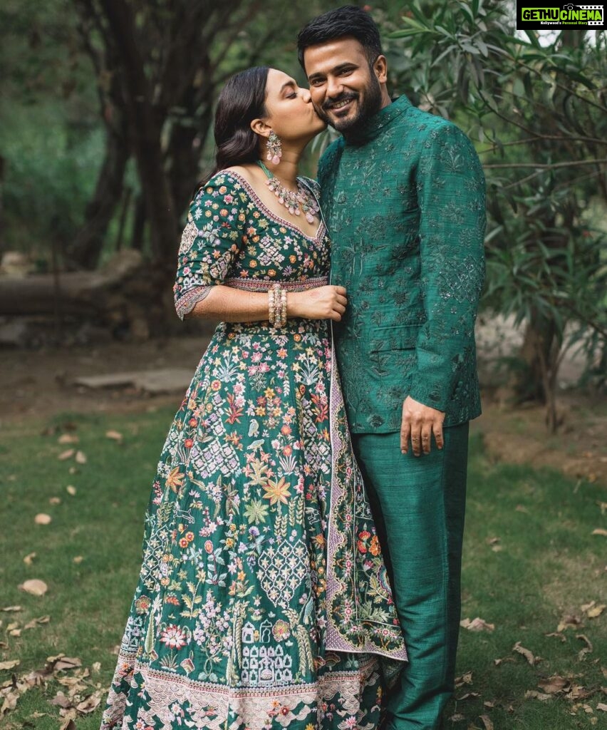 Swara Bhaskar Instagram - Like a Queen in green courtesy my fave @rahulmishra_7 … Giving @fahadzirarahmad also princely vibes! 💚💚💚 Outfits: @rahulmishra_7 Jewellery: @khannajewellerskj . Styling: @a.bee.at.work @prifreebee Make-Up: @makeupbypoojagosain Hair : @lawangtamang95_delhei @anukaushikstudio Photographs: @tarunchawlaphotography Delhi दिल्ली