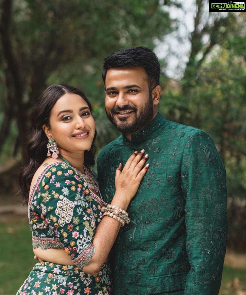 Swara Bhaskar Instagram - Like a Queen in green courtesy my fave @rahulmishra_7 … Giving @fahadzirarahmad also princely vibes! 💚💚💚 Outfits: @rahulmishra_7 Jewellery: @khannajewellerskj . Styling: @a.bee.at.work @prifreebee Make-Up: @makeupbypoojagosain Hair : @lawangtamang95_delhei @anukaushikstudio Photographs: @tarunchawlaphotography Delhi दिल्ली