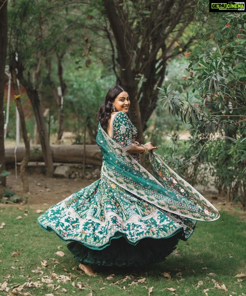 Swara Bhaskar Instagram - Like a Queen in green courtesy my fave @rahulmishra_7 … Giving @fahadzirarahmad also princely vibes! 💚💚💚 Outfits: @rahulmishra_7 Jewellery: @khannajewellerskj . Styling: @a.bee.at.work @prifreebee Make-Up: @makeupbypoojagosain Hair : @lawangtamang95_delhei @anukaushikstudio Photographs: @tarunchawlaphotography Delhi दिल्ली