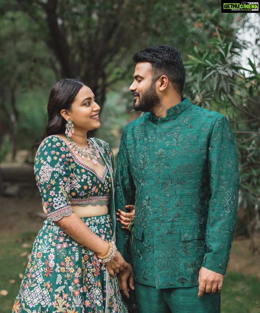 Swara Bhaskar Instagram - Like a Queen in green courtesy my fave @rahulmishra_7 … Giving @fahadzirarahmad also princely vibes! 💚💚💚 Outfits: @rahulmishra_7 Jewellery: @khannajewellerskj . Styling: @a.bee.at.work @prifreebee Make-Up: @makeupbypoojagosain Hair : @lawangtamang95_delhei @anukaushikstudio Photographs: @tarunchawlaphotography Delhi दिल्ली