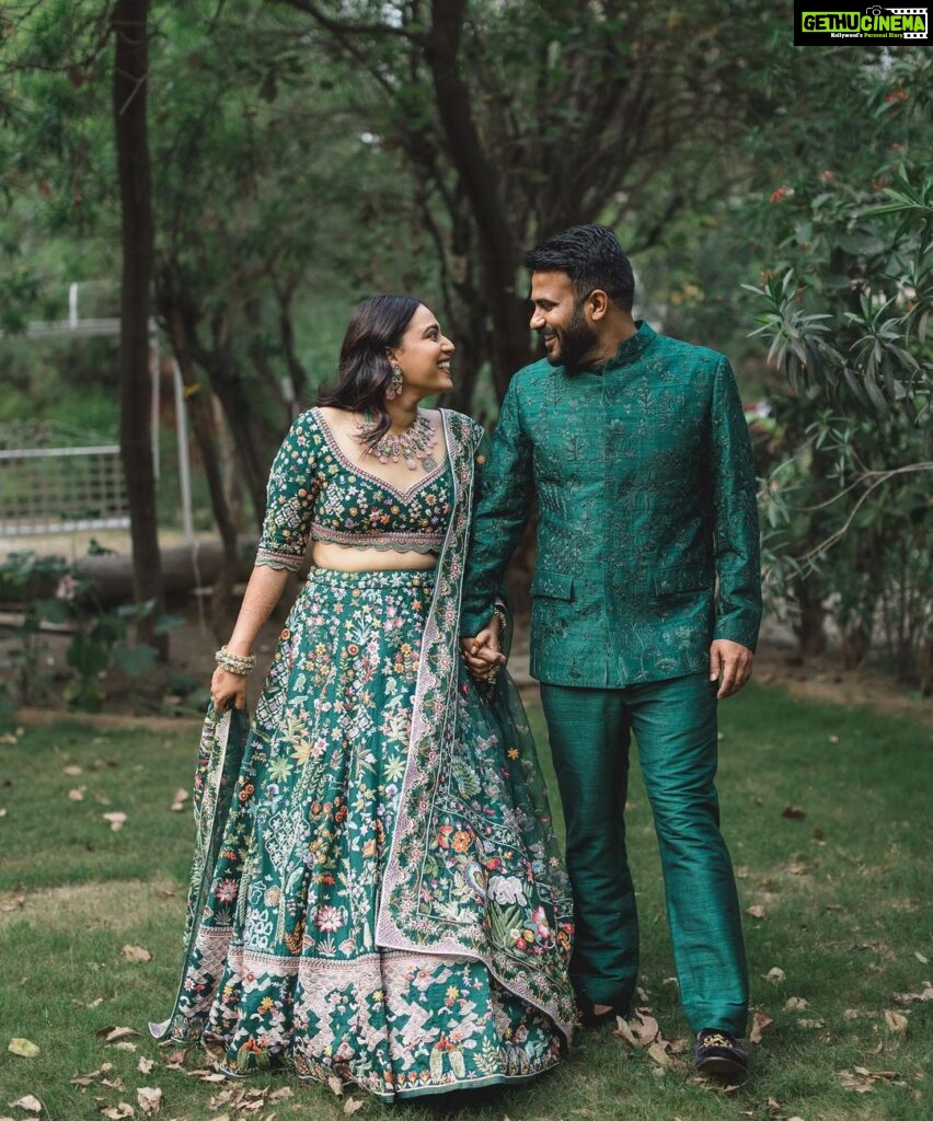 Swara Bhaskar Instagram - Like a Queen in green courtesy my fave @rahulmishra_7 … Giving @fahadzirarahmad also princely vibes! 💚💚💚 Outfits: @rahulmishra_7 Jewellery: @khannajewellerskj . Styling: @a.bee.at.work @prifreebee Make-Up: @makeupbypoojagosain Hair : @lawangtamang95_delhei @anukaushikstudio Photographs: @tarunchawlaphotography Delhi दिल्ली