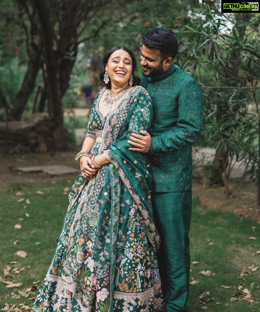 Swara Bhaskar Instagram - Like a Queen in green courtesy my fave @rahulmishra_7 … Giving @fahadzirarahmad also princely vibes! 💚💚💚 Outfits: @rahulmishra_7 Jewellery: @khannajewellerskj . Styling: @a.bee.at.work @prifreebee Make-Up: @makeupbypoojagosain Hair : @lawangtamang95_delhei @anukaushikstudio Photographs: @tarunchawlaphotography Delhi दिल्ली