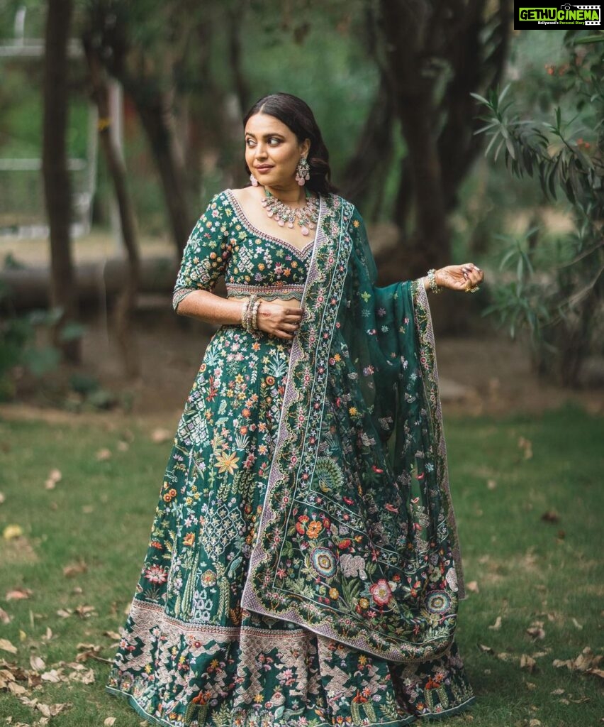 Swara Bhaskar Instagram - Like a Queen in green courtesy my fave @rahulmishra_7 … Giving @fahadzirarahmad also princely vibes! 💚💚💚 Outfits: @rahulmishra_7 Jewellery: @khannajewellerskj . Styling: @a.bee.at.work @prifreebee Make-Up: @makeupbypoojagosain Hair : @lawangtamang95_delhei @anukaushikstudio Photographs: @tarunchawlaphotography Delhi दिल्ली