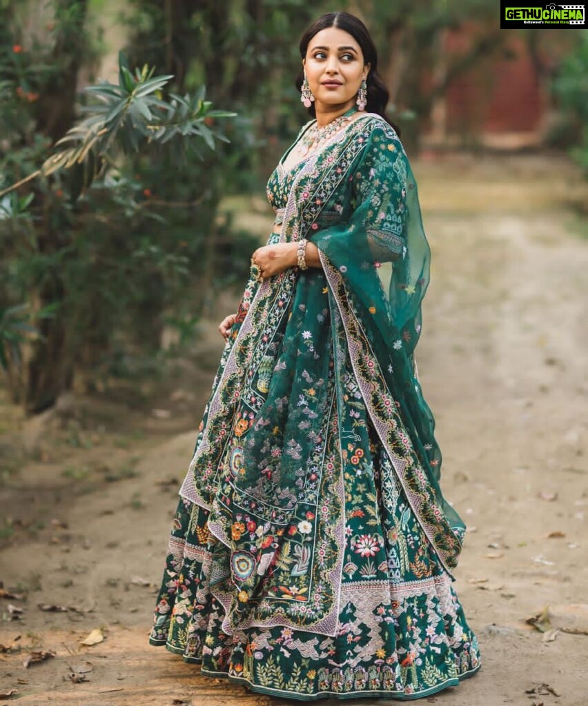 Swara Bhaskar Instagram - Like a Queen in green courtesy my fave @rahulmishra_7 … Giving @fahadzirarahmad also princely vibes! 💚💚💚 Outfits: @rahulmishra_7 Jewellery: @khannajewellerskj . Styling: @a.bee.at.work @prifreebee Make-Up: @makeupbypoojagosain Hair : @lawangtamang95_delhei @anukaushikstudio Photographs: @tarunchawlaphotography Delhi दिल्ली