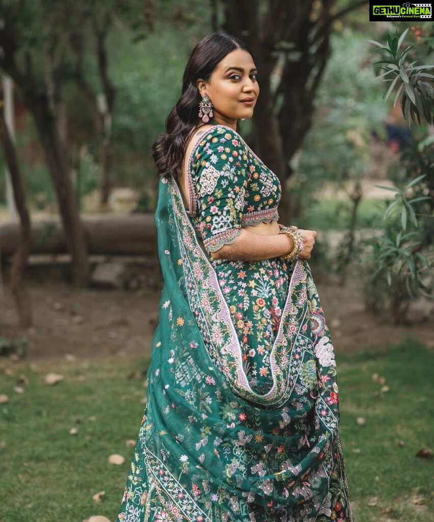 Swara Bhaskar Instagram - Like a Queen in green courtesy my fave @rahulmishra_7 … Giving @fahadzirarahmad also princely vibes! 💚💚💚 Outfits: @rahulmishra_7 Jewellery: @khannajewellerskj . Styling: @a.bee.at.work @prifreebee Make-Up: @makeupbypoojagosain Hair : @lawangtamang95_delhei @anukaushikstudio Photographs: @tarunchawlaphotography Delhi दिल्ली