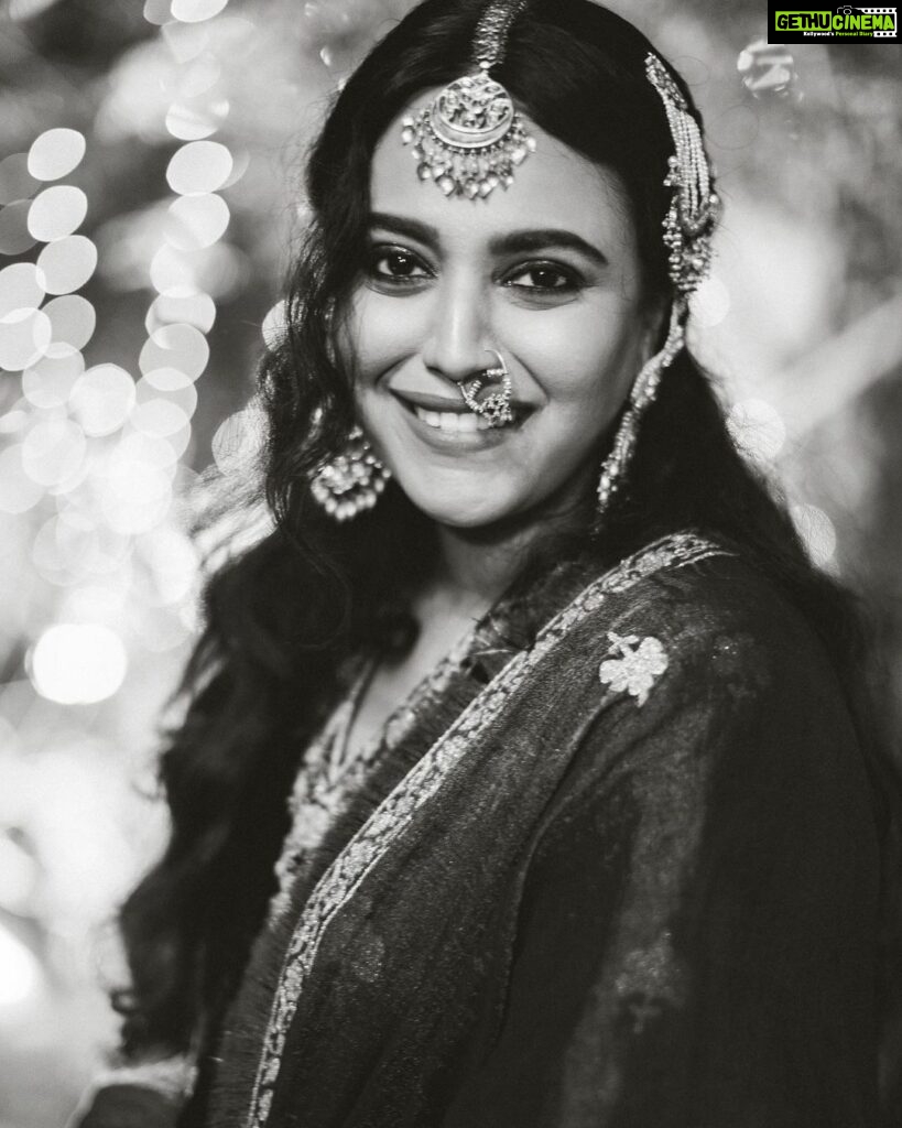 Swara Bhaskar Instagram - Swara on her Qawwali Night #SwaadAnusaar swipe till the end for a bonus photo! Outfit @heenakochharofficial Jewellery @khannajewellerskj Makeup @theblackchairstudio @snehajrathi Hair @antergallactic Photos @tarunchawlaphotography . . . #theblackchairstudio #qawwalinight #swarabhasker #swarabhaskar #heenakochhar #bridalmakeup #vizagmua #celebritybride #weddingmakeup #shaadi #wedmegoodsouth Delhi, India