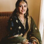 Swara Bhaskar Instagram – Swara on her Qawwali Night #SwaadAnusaar swipe till the end for a bonus photo!
Outfit @heenakochharofficial 
Jewellery @khannajewellerskj 
Makeup @theblackchairstudio @snehajrathi
Hair @antergallactic
Photos @tarunchawlaphotography 
.
.
.
#theblackchairstudio #qawwalinight #swarabhasker #swarabhaskar #heenakochhar #bridalmakeup #vizagmua #celebritybride #weddingmakeup #shaadi #wedmegoodsouth Delhi, India