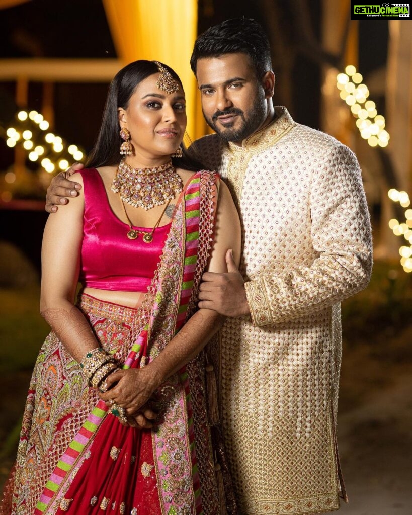 Swara Bhaskar Instagram - Presenting Mr and Mrs. #SwaadAnusaar • Outfits: @abujanisandeepkhosla Jewellery: @khannajewellerskj • Styled by @a.bee.at.work @prifreebee Hair Make-Up by @kaushikanu @anukaushikstudio @lawangtamang95 Photographs: @tarunchawlaphotography Delhi, India