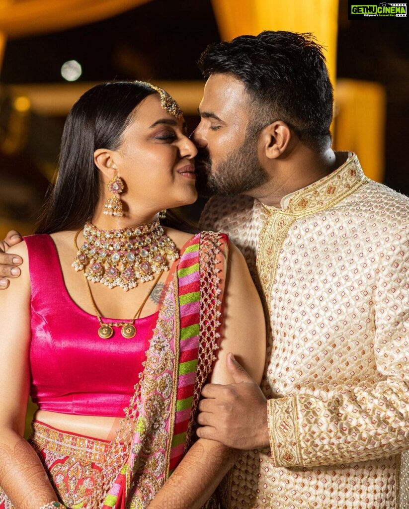 Swara Bhaskar Instagram - Presenting Mr and Mrs. #SwaadAnusaar • Outfits: @abujanisandeepkhosla Jewellery: @khannajewellerskj • Styled by @a.bee.at.work @prifreebee Hair Make-Up by @kaushikanu @anukaushikstudio @lawangtamang95 Photographs: @tarunchawlaphotography Delhi, India