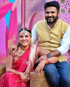 Swara Bhaskar Instagram - Music is the language of love. 🎶 ♥️ Carnatic vocal recital at the #SwaadAnusaar wedding festivities!
•
Saree by @raw_mango
Makeup by @saracapela 
Hair by @stylistsony