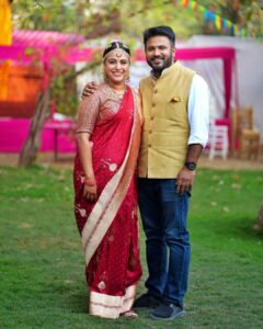 Swara Bhaskar Instagram - Music is the language of love. 🎶 ♥️ Carnatic vocal recital at the #SwaadAnusaar wedding festivities!
•
Saree by @raw_mango
Makeup by @saracapela 
Hair by @stylistsony
