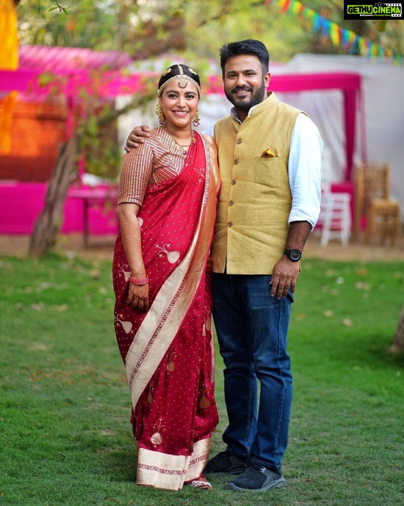 Swara Bhaskar Instagram - Music is the language of love. 🎶 ♥️ Carnatic vocal recital at the #SwaadAnusaar wedding festivities! • Saree by @raw_mango Makeup by @saracapela Hair by @stylistsony Delhi, India