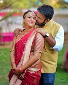 Swara Bhaskar Instagram - Music is the language of love. 🎶 ♥️ Carnatic vocal recital at the #SwaadAnusaar wedding festivities!
•
Saree by @raw_mango
Makeup by @saracapela 
Hair by @stylistsony