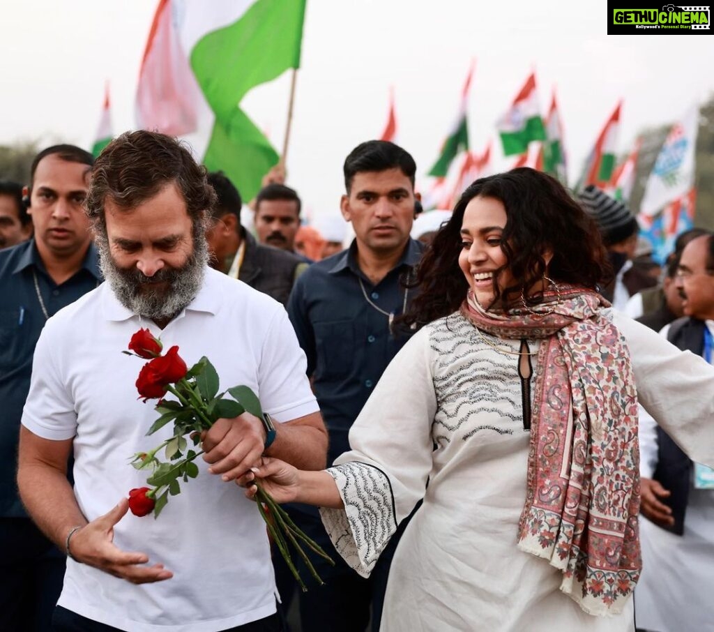 Swara Bhaskar Instagram - Only passing @rahulgandhi a bouquet that a young man in the surging crowd brought & was desperately trying to get across to RG.. :) You gotta be here to feel the energy and the love. Seriously, join @bharatjodo yatra people. Resist hate. Stand up for our country! 🇮🇳❣️✨ To love and unity! 😍🇮🇳 . Photographer: @_jaiswalashish Ujjain MP India