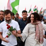Swara Bhaskar Instagram - Only passing @rahulgandhi a bouquet that a young man in the surging crowd brought & was desperately trying to get across to RG.. :) You gotta be here to feel the energy and the love. Seriously, join @bharatjodo yatra people. Resist hate. Stand up for our country! 🇮🇳❣️✨ To love and unity! 😍🇮🇳 . Photographer: @_jaiswalashish Ujjain MP India