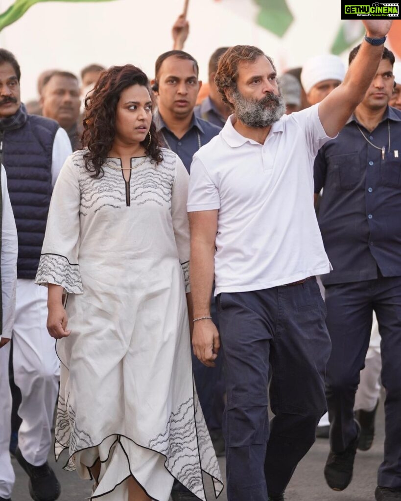 Swara Bhaskar Instagram - At a time when hate is normal & the dominant logic is that ‘no low is too low as long as the election is won’.. when society is so brutalised that we barely blink at heinous crimes, @bharatjodo yatra is a radical new imagination & expression of how we can resist hate. 💛✨🇮🇳 @incindia @rahulgandhi . Photographer: @_jaiswalashish Ujjain MP India