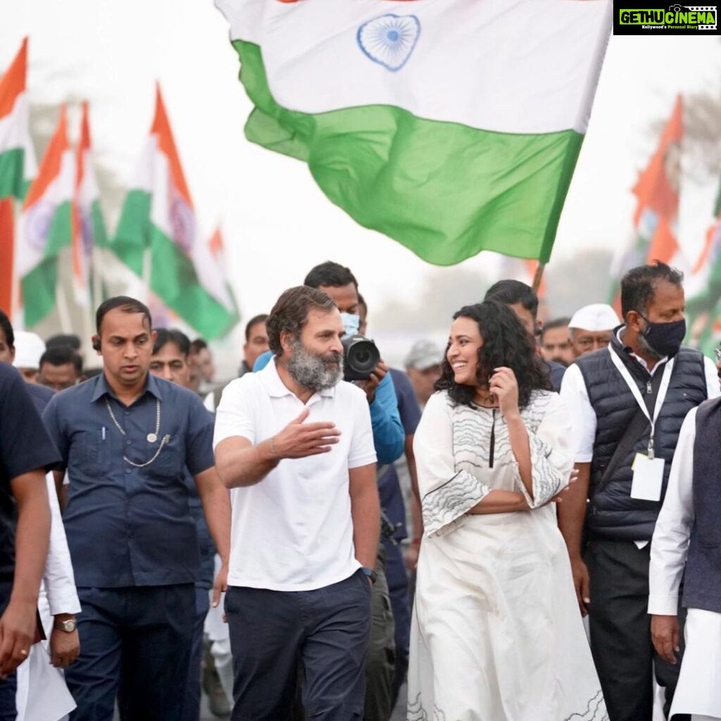 Swara Bhaskar Instagram - Joined @bharatjodo yatra today & walked with @rahulgandhi .. The energy, commitment & love is inspiring! The participation & warmth of common people, enthusiasm of Congress workers & RG’s attention & care toward everyone & everything around him is astounding! ✊🏽🇮🇳💛✨ @incindia . Photographer: @_jaiswalashish Ujjain