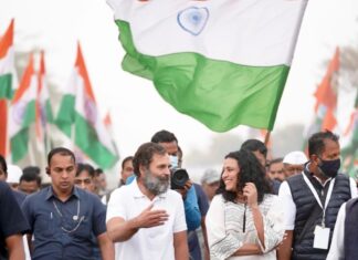 Swara Bhaskar Instagram - Joined @bharatjodo yatra today & walked with @rahulgandhi .. The energy, commitment & love is inspiring! The participation & warmth of common people, enthusiasm of Congress workers & RG’s attention & care toward everyone & everything around him is astounding! ✊🏽🇮🇳💛✨ @incindia . Photographer: @_jaiswalashish Ujjain