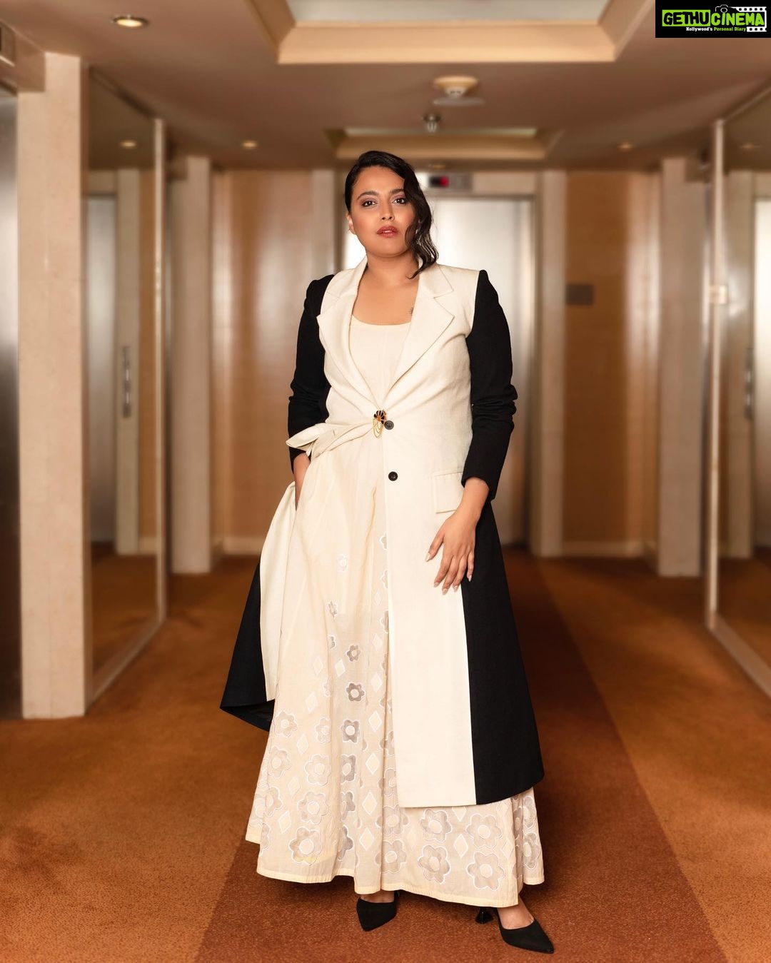 Swara Bhaskar Instagram - Jury days #ciff44 . . Dress : @abujanisandeepkhosla Trench: @lovebirds.studio Hair accessory: @romanarsinghaniofficial Heels: @labelrsvp . Styled by: @prifreebee @a.bee.at.work Photographs: @ahmedsami_photography Hair : @antergallactic Make-Up: @makeupbyyaramaziad @lancomepopup Fashion Assistant: @v4nyav3rma Sofitel Cairo Nile El Gezirah