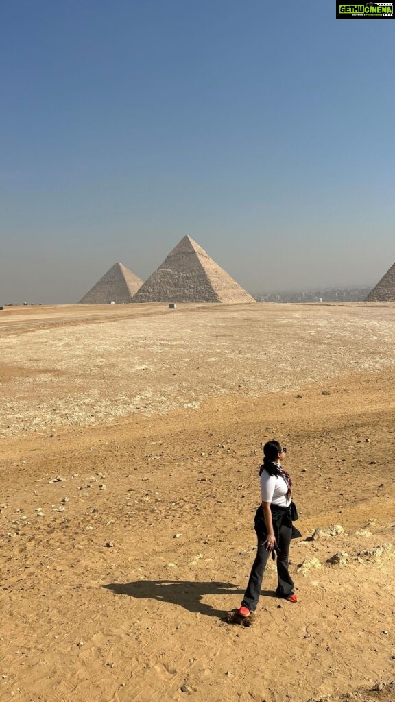Swara Bhaskar Instagram - Customary tourist Pyramid pilgrimage ! Stunning what humans living thousands of years ago created! 💛🌎✨ #giza #cairodiaries #travelgram Giza pyramid complex
