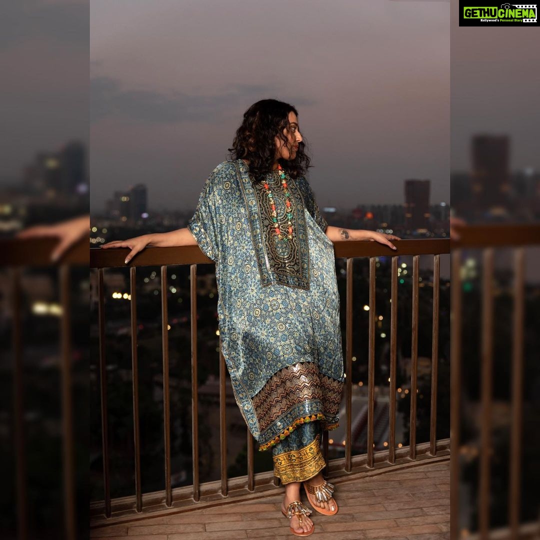 Swara Bhaskar Instagram - Colours of the Nile in Ajrakh ππβ¨ . Outfit and necklace: @abujanisandeepkhosla Slides: @inochhiofficial . Styled by: @prifreebee @a.bee.at.work Photographs: @ahmedsami_photography Hair : @antergallactic Make-Up: @makeupbyyaramaziad @lancomepopup Fashion Assistant: @v4nyav3rma Nile River, Egypt