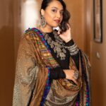 Swara Bhaskar Instagram - . @abujanisandeepkhosla capturing the vibrancy of Bandhini, the mystery of black, the grace of cotton, and the rhythm of Indian silouhettes all in this gorgeous Anaarkali! Love! 🖤✨ . At the event - ‘Rethinking Refugees: Azadi to Co-exist’ hosted by @theazadiproject @rethinking_refugees @afmadras . Outfit : @abujanisandeepkhosla Necklace: @sangeetaboochra @minerali_store #delhi Bangles and ring: @teejhindia . Styled by: @prifreebee @a.bee.at.work Photographs: @ahmedsami_photography Hair : @antergallactic Make-Up: @makeupbyyaramaziad @lancomepopup Fashion Assistant: @v4nyav3rma Alliance Française of Madras