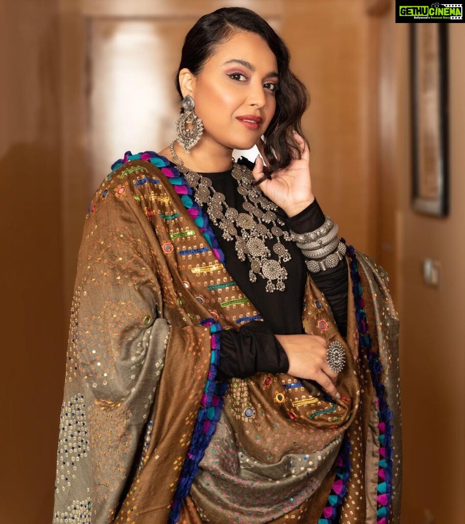 Swara Bhaskar Instagram - . @abujanisandeepkhosla capturing the vibrancy of Bandhini, the mystery of black, the grace of cotton, and the rhythm of Indian silouhettes all in this gorgeous Anaarkali! Love! 🖤✨ . At the event - ‘Rethinking Refugees: Azadi to Co-exist’ hosted by @theazadiproject @rethinking_refugees @afmadras . Outfit : @abujanisandeepkhosla Necklace: @sangeetaboochra @minerali_store #delhi Bangles and ring: @teejhindia . Styled by: @prifreebee @a.bee.at.work Photographs: @ahmedsami_photography Hair : @antergallactic Make-Up: @makeupbyyaramaziad @lancomepopup Fashion Assistant: @v4nyav3rma Alliance Française of Madras