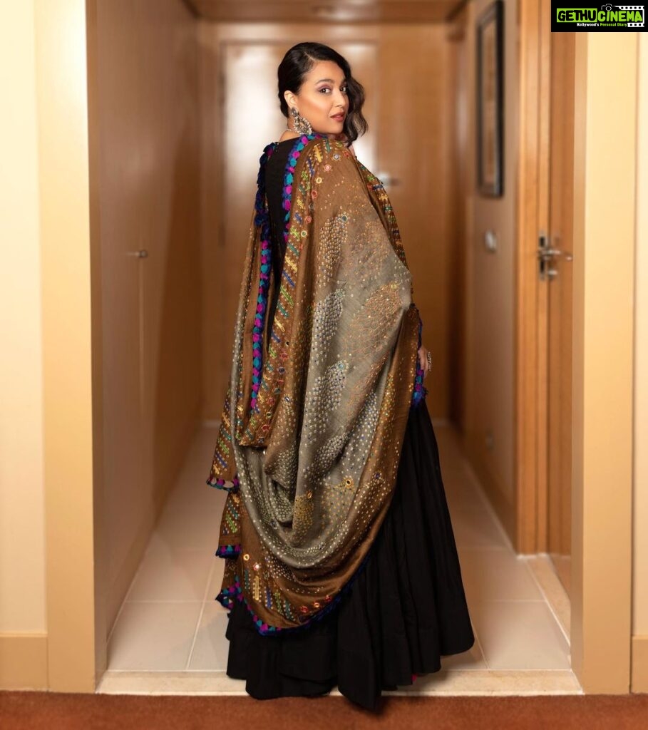 Swara Bhaskar Instagram - . @abujanisandeepkhosla capturing the vibrancy of Bandhini, the mystery of black, the grace of cotton, and the rhythm of Indian silouhettes all in this gorgeous Anaarkali! Love! 🖤✨ . At the event - ‘Rethinking Refugees: Azadi to Co-exist’ hosted by @theazadiproject @rethinking_refugees @afmadras . Outfit : @abujanisandeepkhosla Necklace: @sangeetaboochra @minerali_store #delhi Bangles and ring: @teejhindia . Styled by: @prifreebee @a.bee.at.work Photographs: @ahmedsami_photography Hair : @antergallactic Make-Up: @makeupbyyaramaziad @lancomepopup Fashion Assistant: @v4nyav3rma Alliance Française of Madras