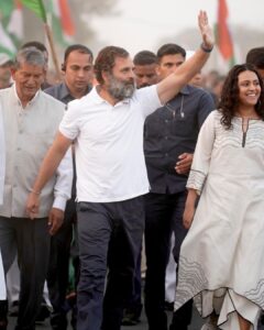 Swara Bhaskar Instagram - At a time when hate is normal & the dominant logic is that ‘no low is too low as long as the election is won’.. when society is so brutalised that we barely blink at heinous crimes, @bharatjodo yatra is a radical new imagination & expression of how we can resist hate. 💛✨🇮🇳 @incindia @rahulgandhi . Photographer: @_jaiswalashish Ujjain MP India
