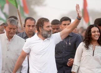 Swara Bhaskar Instagram - At a time when hate is normal & the dominant logic is that ‘no low is too low as long as the election is won’.. when society is so brutalised that we barely blink at heinous crimes, @bharatjodo yatra is a radical new imagination & expression of how we can resist hate. 💛✨🇮🇳 @incindia @rahulgandhi . Photographer: @_jaiswalashish Ujjain MP India
