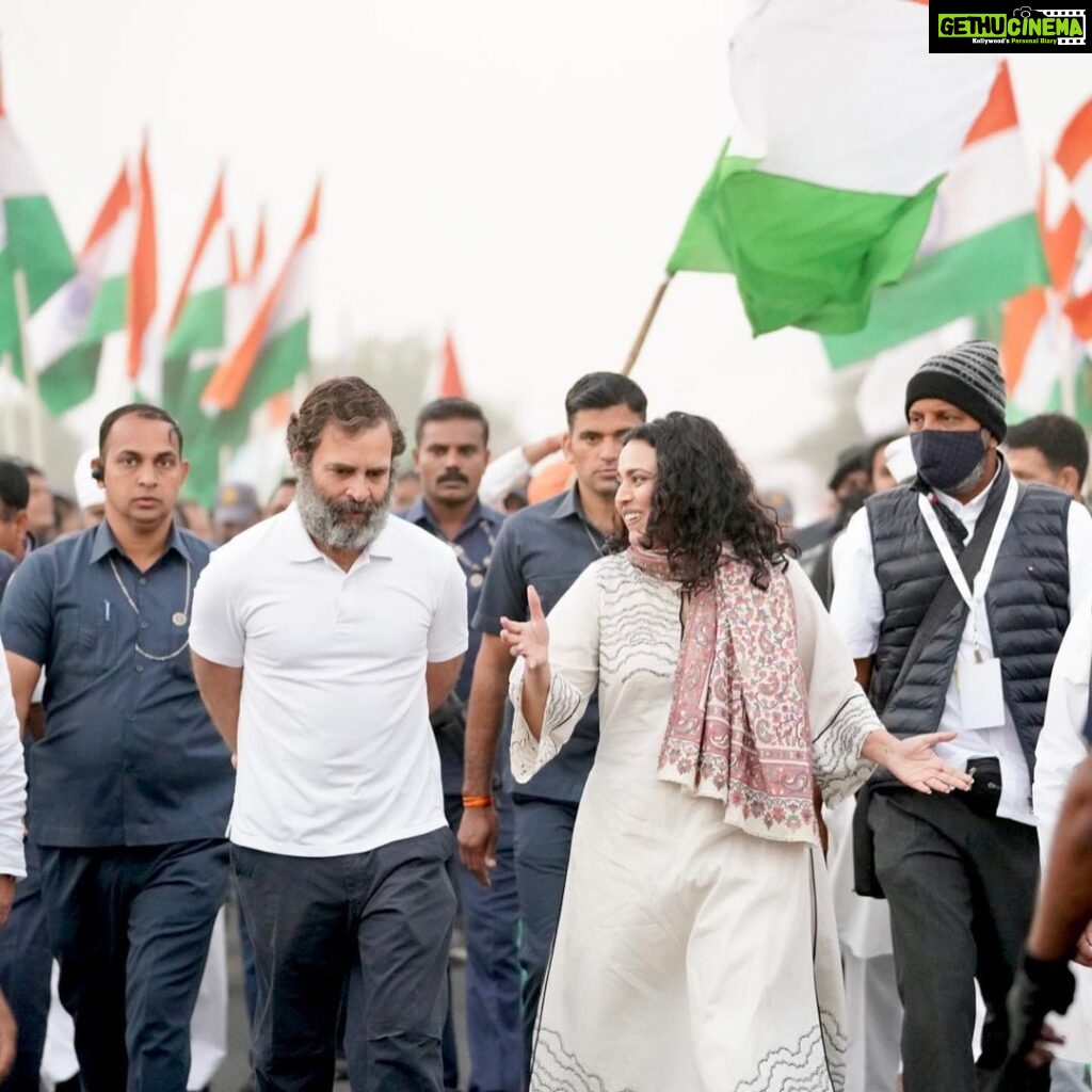 Swara Bhaskar Instagram - Joined @bharatjodo yatra today & walked with @rahulgandhi .. The energy, commitment & love is inspiring! The participation & warmth of common people, enthusiasm of Congress workers & RG’s attention & care toward everyone & everything around him is astounding! ✊🏽🇮🇳💛✨ @incindia . Photographer: @_jaiswalashish Ujjain