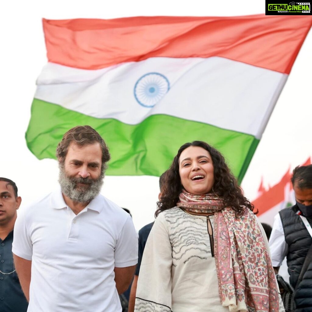 Swara Bhaskar Instagram - Joined @bharatjodo yatra today & walked with @rahulgandhi .. The energy, commitment & love is inspiring! The participation & warmth of common people, enthusiasm of Congress workers & RG’s attention & care toward everyone & everything around him is astounding! ✊🏽🇮🇳💛✨ @incindia . Photographer: @_jaiswalashish Ujjain