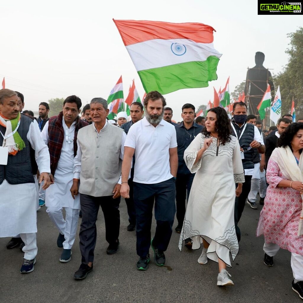 Swara Bhaskar Instagram - Joined @bharatjodo yatra today & walked with @rahulgandhi .. The energy, commitment & love is inspiring! The participation & warmth of common people, enthusiasm of Congress workers & RG’s attention & care toward everyone & everything around him is astounding! ✊🏽🇮🇳💛✨ @incindia . Photographer: @_jaiswalashish Ujjain