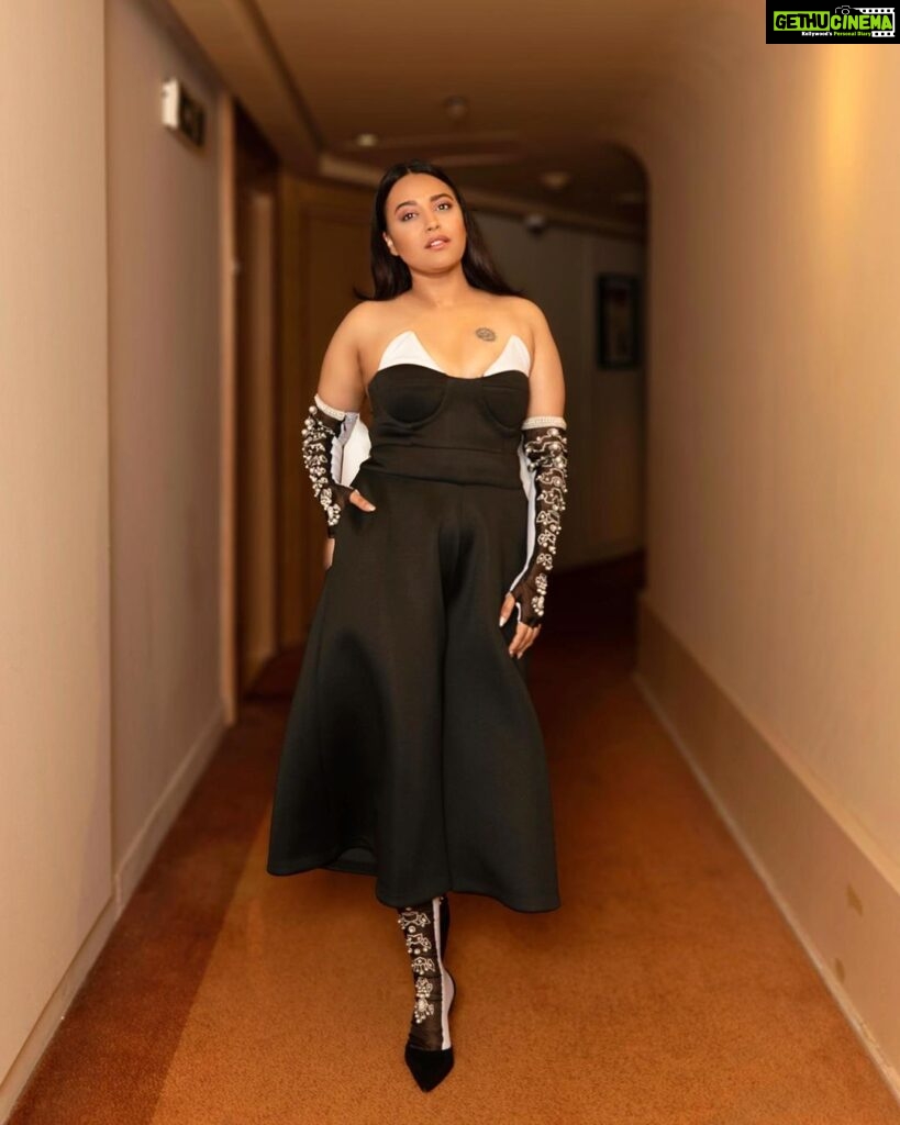 Swara Bhaskar Instagram - Aaaaaannndddd we are done! A spectacular #ciff44 comes to a close! Congratulations @cairofilms on a splendid festival!! ✨✨✨ Time for one final partyyyyyyyy 🥳🍾🎉 . Jumpsuit : @meta_manthan Rings: @karishma.joolry Heels: @labelrsvp . Styled by: @prifreebee @a.bee.at.work Photographs: @ahmedsami_photography Hair : @antergallactic Make-Up: @makeupbyyaramaziad @lancomepopup Fashion Assistant: @v4nyav3rma The Nile Ritz-Carlton, Cairo