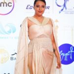 Swara Bhaskar Instagram - The final night! Abu-Sandeep bringing the Indian dhoti glam in this chamoise satin sarong skirt paired with a rouched ivory chamois satin bustier with an attached drape hand embroidered with pearls finished with crystal danglers! 🤍✨🤗🌍 . Outfit : @abujanisandeepkhosla Ring: @anaash . Styled by: @prifreebee @a.bee.at.work Photographs: @ahmedsami_photography Hair : @antergallactic Make-Up: @makeupbyyaramaziad @lancomepopup Fashion Assistant: @v4nyav3rma