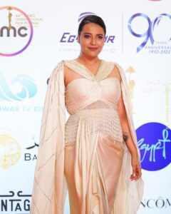 Swara Bhaskar Instagram - The final night! Abu-Sandeep bringing the Indian dhoti glam in this chamoise satin sarong skirt paired with a rouched ivory chamois satin bustier with an attached drape hand embroidered with pearls finished with crystal danglers! 🤍✨🤗🌍 . Outfit : @abujanisandeepkhosla Ring: @anaash . Styled by: @prifreebee @a.bee.at.work Photographs: @ahmedsami_photography Hair : @antergallactic Make-Up: @makeupbyyaramaziad @lancomepopup Fashion Assistant: @v4nyav3rma