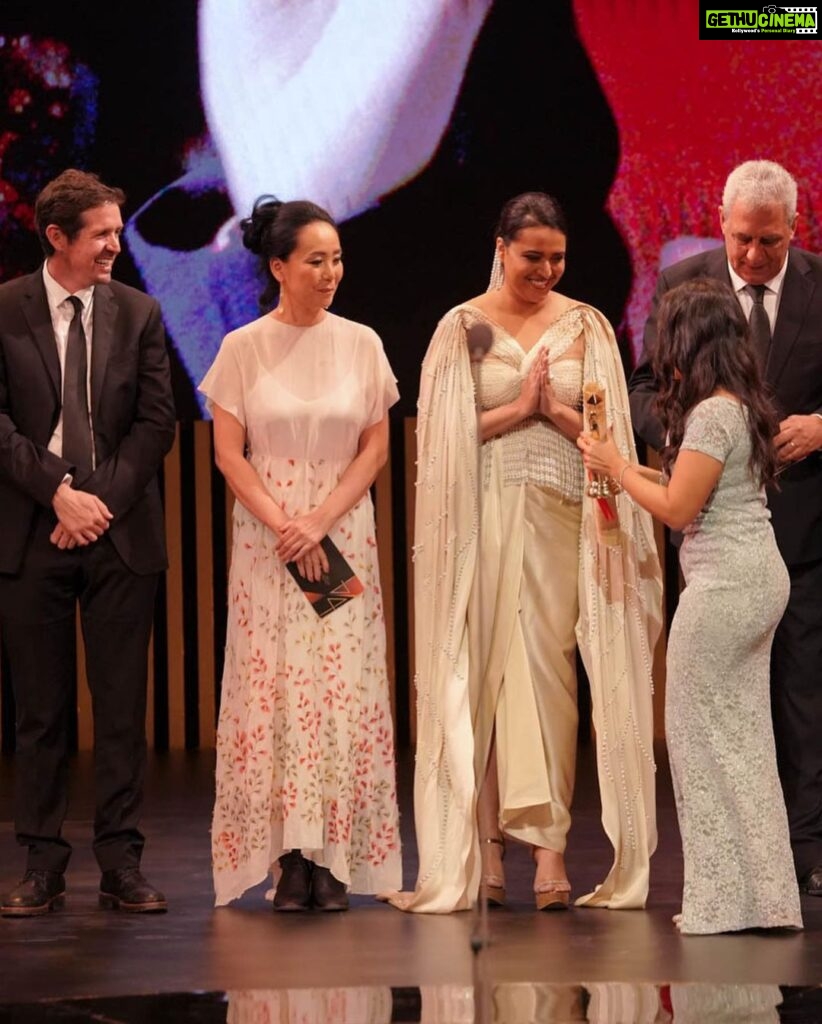 Swara Bhaskar Instagram - The final night! Abu-Sandeep bringing the Indian dhoti glam in this chamoise satin sarong skirt paired with a rouched ivory chamois satin bustier with an attached drape hand embroidered with pearls finished with crystal danglers! 🤍✨🤗🌍 . Outfit : @abujanisandeepkhosla Ring: @anaash . Styled by: @prifreebee @a.bee.at.work Photographs: @ahmedsami_photography Hair : @antergallactic Make-Up: @makeupbyyaramaziad @lancomepopup Fashion Assistant: @v4nyav3rma