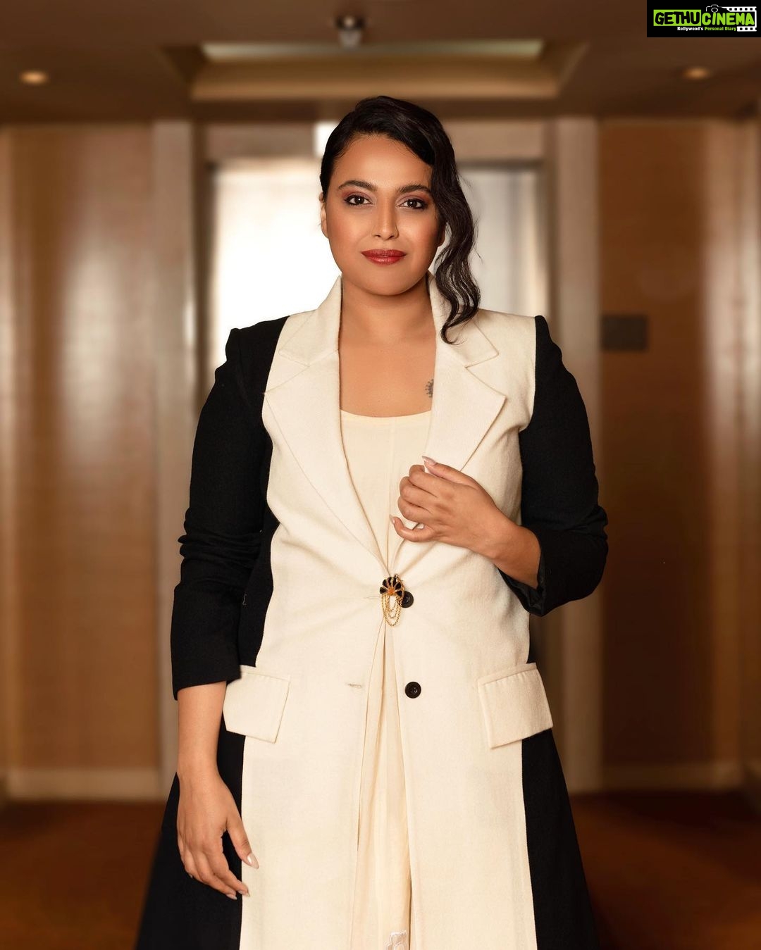 Swara Bhaskar Instagram - Jury days #ciff44 . . Dress : @abujanisandeepkhosla Trench: @lovebirds.studio Hair accessory: @romanarsinghaniofficial Heels: @labelrsvp . Styled by: @prifreebee @a.bee.at.work Photographs: @ahmedsami_photography Hair : @antergallactic Make-Up: @makeupbyyaramaziad @lancomepopup Fashion Assistant: @v4nyav3rma Sofitel Cairo Nile El Gezirah