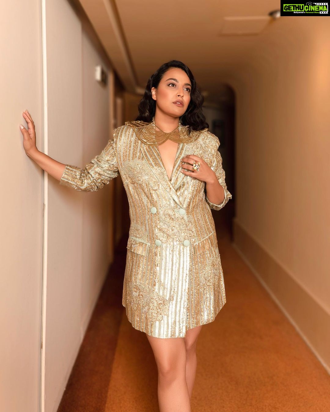 Swara Bhaskar Instagram - Trail blazing✨✨ @cairofilms . Blazer and heels: @rahulmishra_7 . Styled by: @prifreebee @a.bee.at.work Photographs: @ahmedsami_photography Hair : @antergallactic Make-Up: @makeupbyyaramaziad @lancomepopup . . . . . #cairointernationalfilmfestival #party #offduty #dancingthenightaway #blazerdress #sequins #mint #absolutelove Cairo, Egypt
