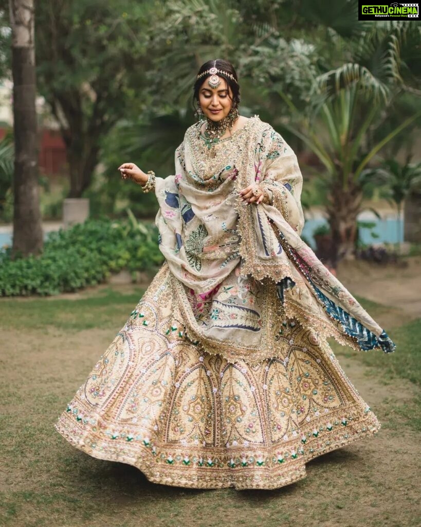 Swara Bhaskar Instagram - @reallyswara 's look for her Walima. I am just grateful that the outfit made it in time to India!! All the way from Lahore - Dubai - Mumbai - Delhi to finally Bareilly 😅 . . Outfit: @alixeeshantheaterstudio @alixeeshanempire Jewellery: @apalabysumitofficial . Styling: @a.bee.at.work @prifreebee Make-Up: @makeupbypoojagosain Hair : @lawangtamang95_delhei @anukaushikstudio Photographs: @tarunchawlaphotography . . . . . . . #weddingseason #indianweddings #fun #dance #love #weddings #reception #india #Delhi