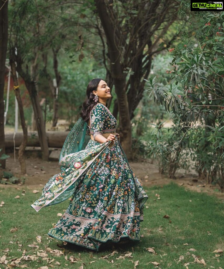 Swara Bhaskar Instagram - Like a Queen in green courtesy my fave @rahulmishra_7 … Giving @fahadzirarahmad also princely vibes! 💚💚💚 Outfits: @rahulmishra_7 Jewellery: @khannajewellerskj . Styling: @a.bee.at.work @prifreebee Make-Up: @makeupbypoojagosain Hair : @lawangtamang95_delhei @anukaushikstudio Photographs: @tarunchawlaphotography Delhi दिल्ली