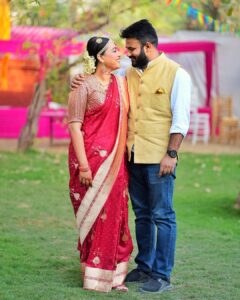 Swara Bhaskar Instagram - Music is the language of love. 🎶 ♥️ Carnatic vocal recital at the #SwaadAnusaar wedding festivities!
•
Saree by @raw_mango
Makeup by @saracapela 
Hair by @stylistsony
