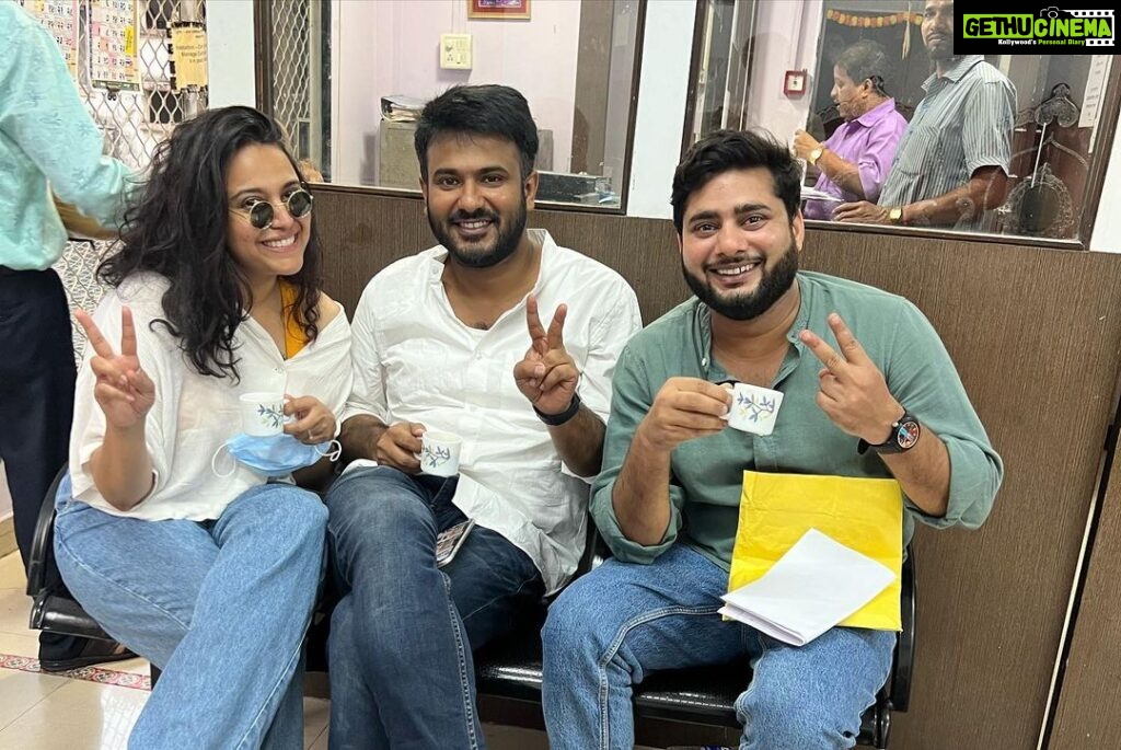 Swara Bhaskar Instagram - Happy happy birthday to our friend, comrade & Fahad’s original spouse @arishqamar Thank you for always having our back & being there from the very beginning, for making sure our court papers were submitted in time, for being our witness & for being the best ‘sautan’ ever! 🤓🤗