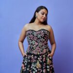 Swara Bhaskar Instagram - @filmfare ready! 🌸🎉 #filmfareawards OF COURSE i photoshopped my arms 😈👻 Last pic is me admiring my life choices 🤓😍 Outfit: one and only @rahulmishra_7 Fahad’s bundee: @svacouture Jewellery: @amrapalijewels Styled and saved by the amazing @who_wore_what_when (thanks Pranay 💖) Make Up: magical @saracapela Hair: my favourite brat @antergallactic @antarabahugunaghosh Pics: @chandrahas_prabhu Mumbai, Maharashtra