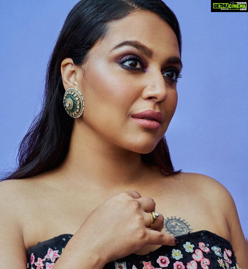 Swara Bhaskar Instagram - @filmfare ready! 🌸🎉 #filmfareawards OF COURSE i photoshopped my arms 😈👻 Last pic is me admiring my life choices 🤓😍 Outfit: one and only @rahulmishra_7 Fahad’s bundee: @svacouture Jewellery: @amrapalijewels Styled and saved by the amazing @who_wore_what_when (thanks Pranay 💖) Make Up: magical @saracapela Hair: my favourite brat @antergallactic @antarabahugunaghosh Pics: @chandrahas_prabhu Mumbai, Maharashtra