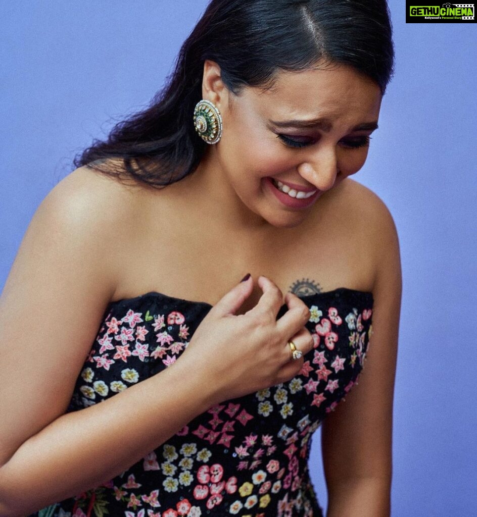 Swara Bhaskar Instagram - @filmfare ready! 🌸🎉 #filmfareawards OF COURSE i photoshopped my arms 😈👻 Last pic is me admiring my life choices 🤓😍 Outfit: one and only @rahulmishra_7 Fahad’s bundee: @svacouture Jewellery: @amrapalijewels Styled and saved by the amazing @who_wore_what_when (thanks Pranay 💖) Make Up: magical @saracapela Hair: my favourite brat @antergallactic @antarabahugunaghosh Pics: @chandrahas_prabhu Mumbai, Maharashtra