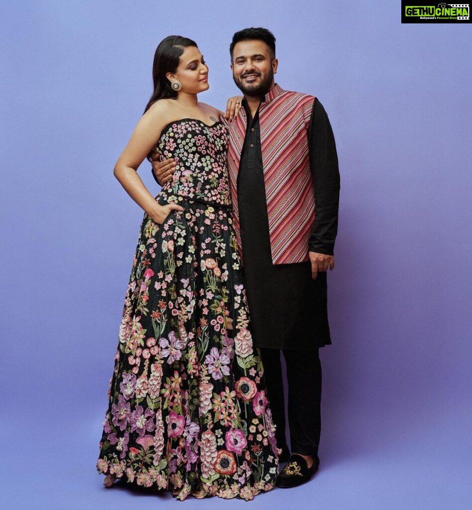 Swara Bhaskar Instagram - @filmfare ready! 🌸🎉 #filmfareawards OF COURSE i photoshopped my arms 😈👻 Last pic is me admiring my life choices 🤓😍 Outfit: one and only @rahulmishra_7 Fahad’s bundee: @svacouture Jewellery: @amrapalijewels Styled and saved by the amazing @who_wore_what_when (thanks Pranay 💖) Make Up: magical @saracapela Hair: my favourite brat @antergallactic @antarabahugunaghosh Pics: @chandrahas_prabhu Mumbai, Maharashtra